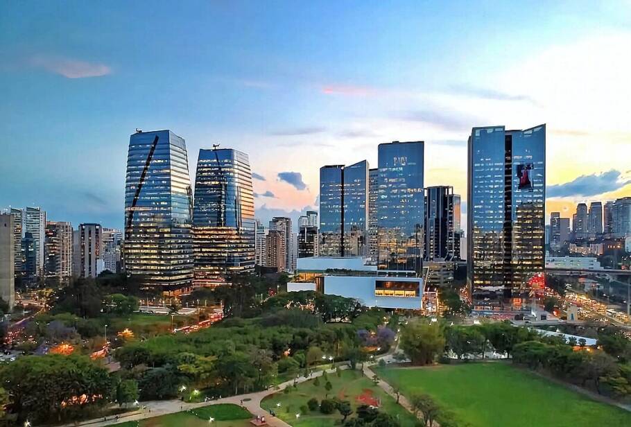 Vista dos imponentes edifícios da Vila Olímpia, com o Parque do Povo em destaque