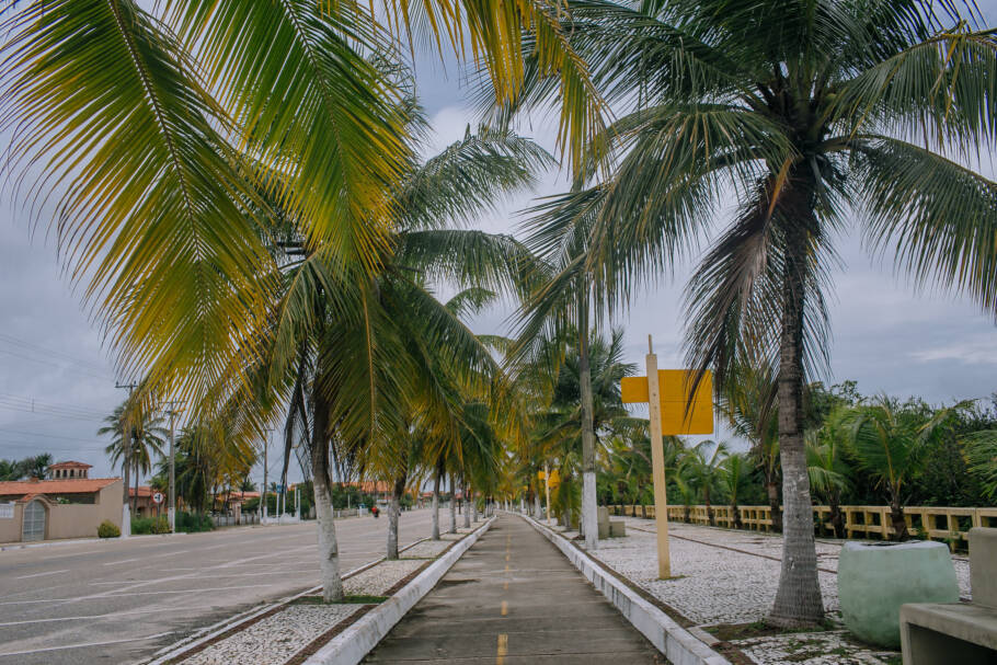 A orla da Praia do Maçarico conta com ótima infraestrutura