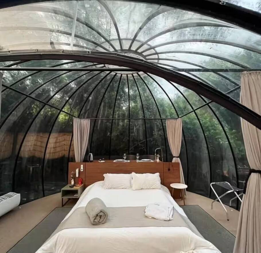 Interior de uma das cabanas em Araçoiaba da Serra