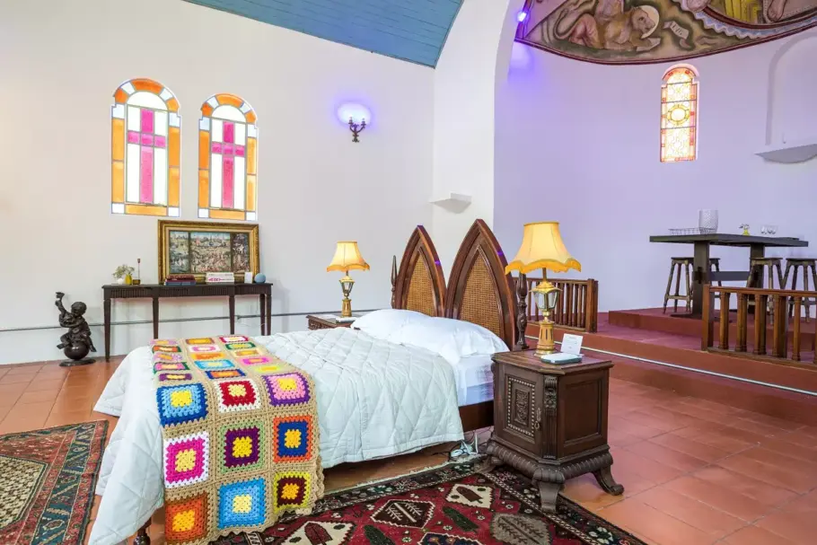 Interior da capela transformada em acomodação em Amparo, no interior de SP