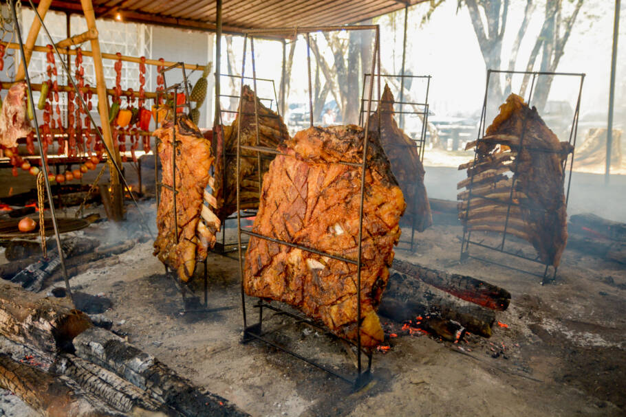 Costela no fogo de chão, uma das iguarias do Rio Grande do Sul