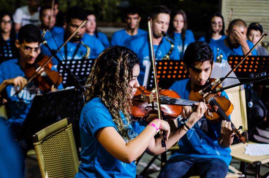 A Fundação 10 de Agosto tem vagas abertas em cursos gratuitos nas áreas de informática e música, voltados para jovens e adultos