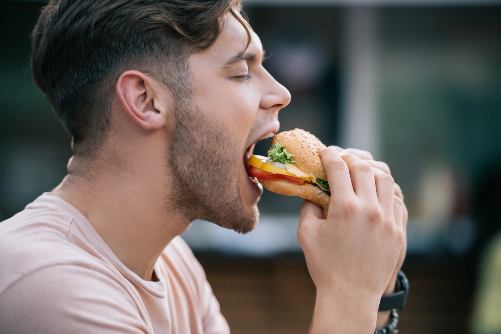 Quando levamos o tempo necessário para triturar bem os alimentos, facilitamos o trabalho do sistema digestivo – ArturVerkhovetskiy/Depositphotos