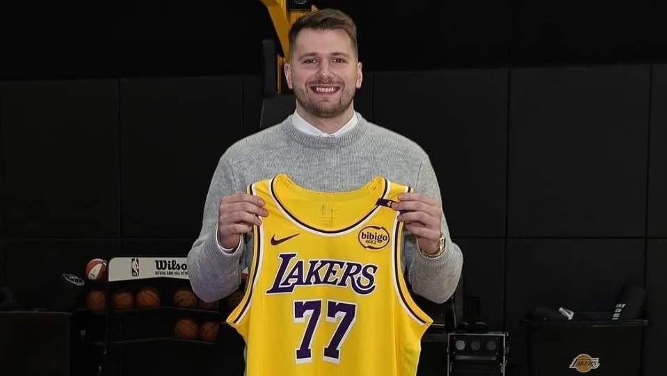 Vestindo a icônica camisa 77, Doncic chega como uma peça-chave para o time angelino –  Reprodução/@Lakers