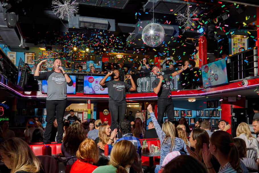 Os garçons cantores do Ellen’s Stardust Diner, onde a garotada
desfruta de um menu infantil com pratos a US$ 17