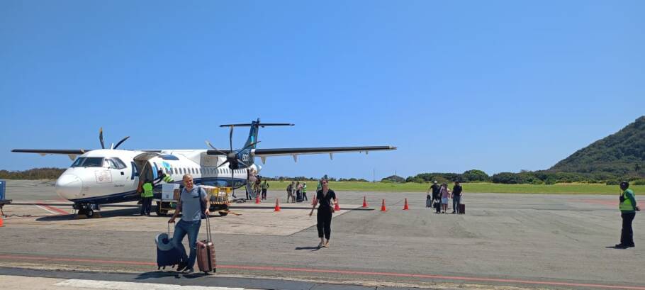 Turistas desembarcam no aeroporto de Fernando de Noronha