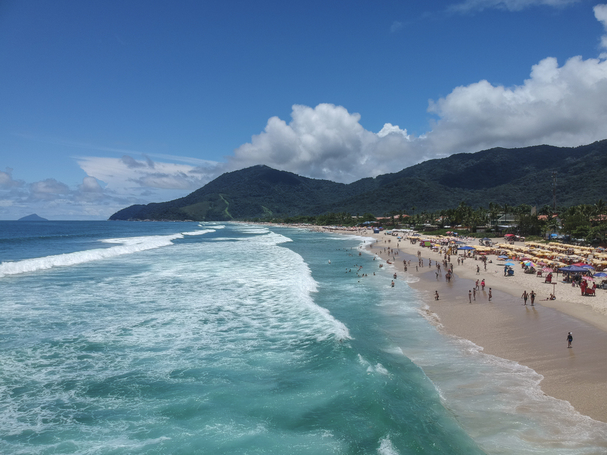 Maresias é o paraíso dos surfistas, com ondas perfeitas e uma vibrante vida noturna à beira-mar.