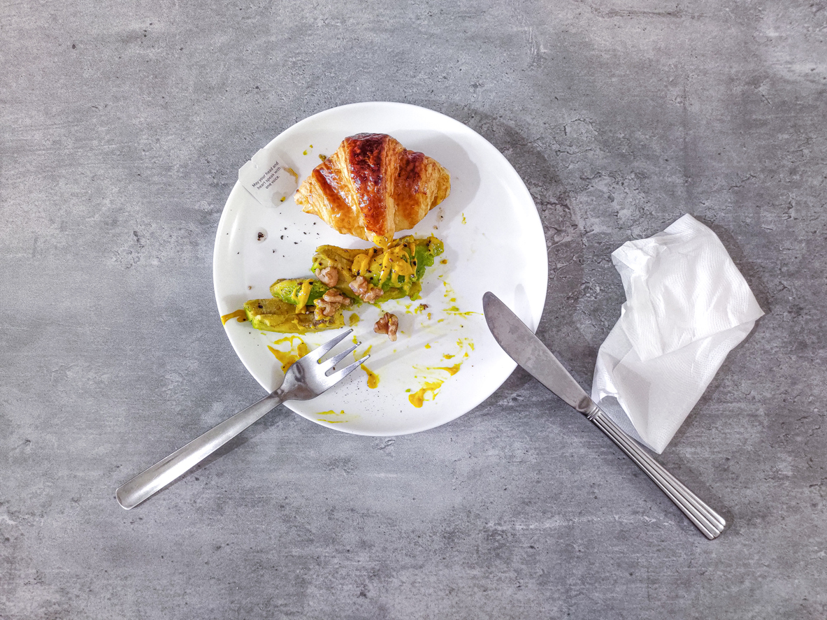 Certas rotinas após comer, por mais inofensivas que pareçam, podem comprometer a sua saúde – Adelaide Lin/iStock