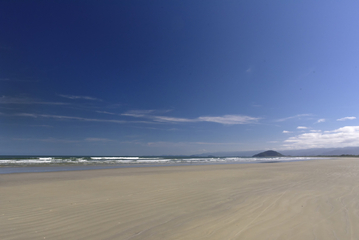 A extensa faixa de areia da Praia de Boracéia convida a longas caminhadas e momentos de descanso à beira-mar.