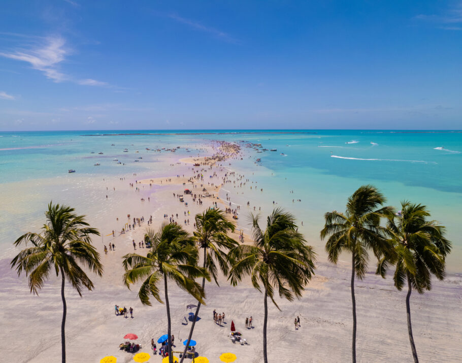 O Caminho de Moisés é um banco de areia que surge quando a maré está baixa e está localizado na Praia de Barra Grande, em Maragogi, Alagoas.