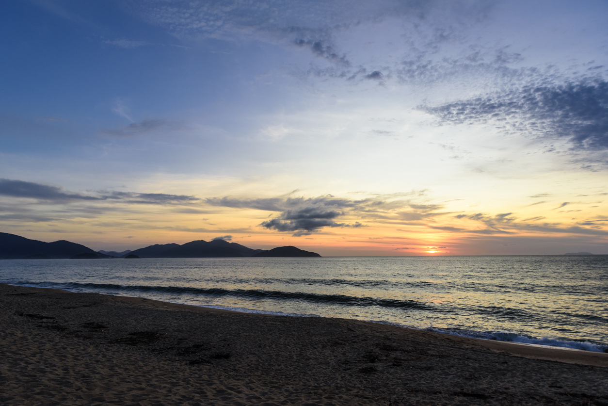 A Praia do Capricórnio, em Caraguatatuba, é um verdadeiro paraíso de águas calmas e paisagens deslumbrantes, ideal para momentos de relaxamento.