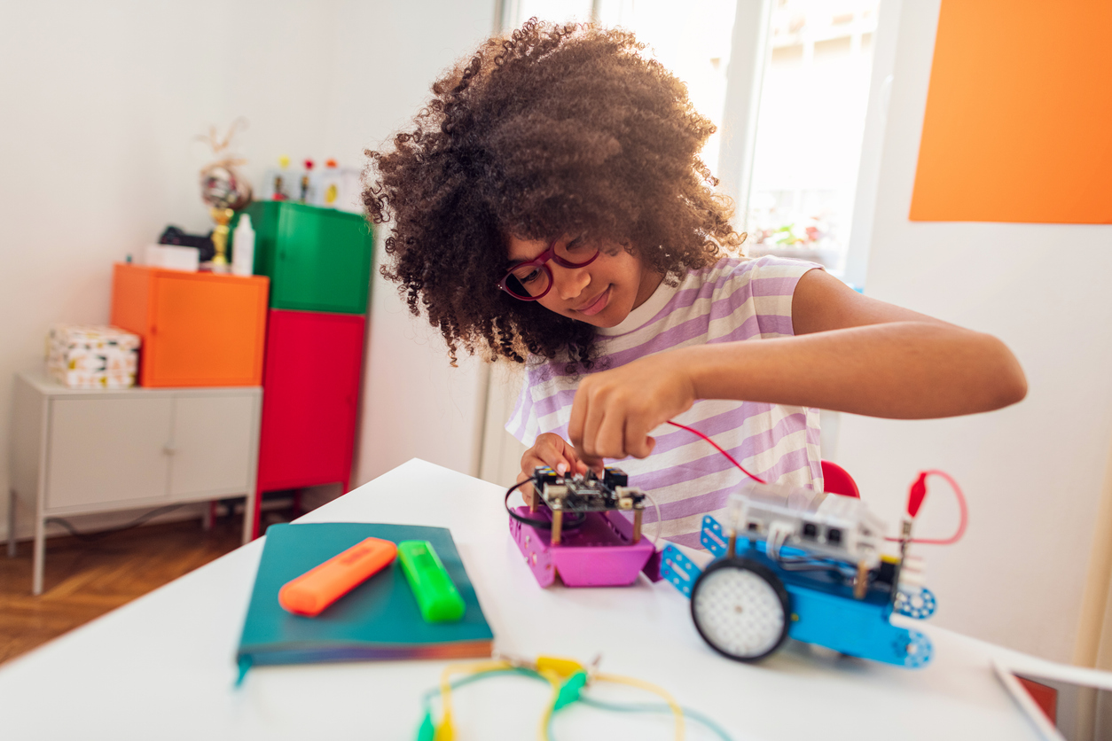 a cultura maker tem um propósito no campo educativo, além do uso de ferramentas e tecnologias modernas e do estímulo à inovação e à criatividaden the school