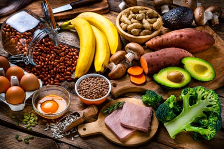 Vitamina K2: Importância, alimentos e sintomas da deficiência
