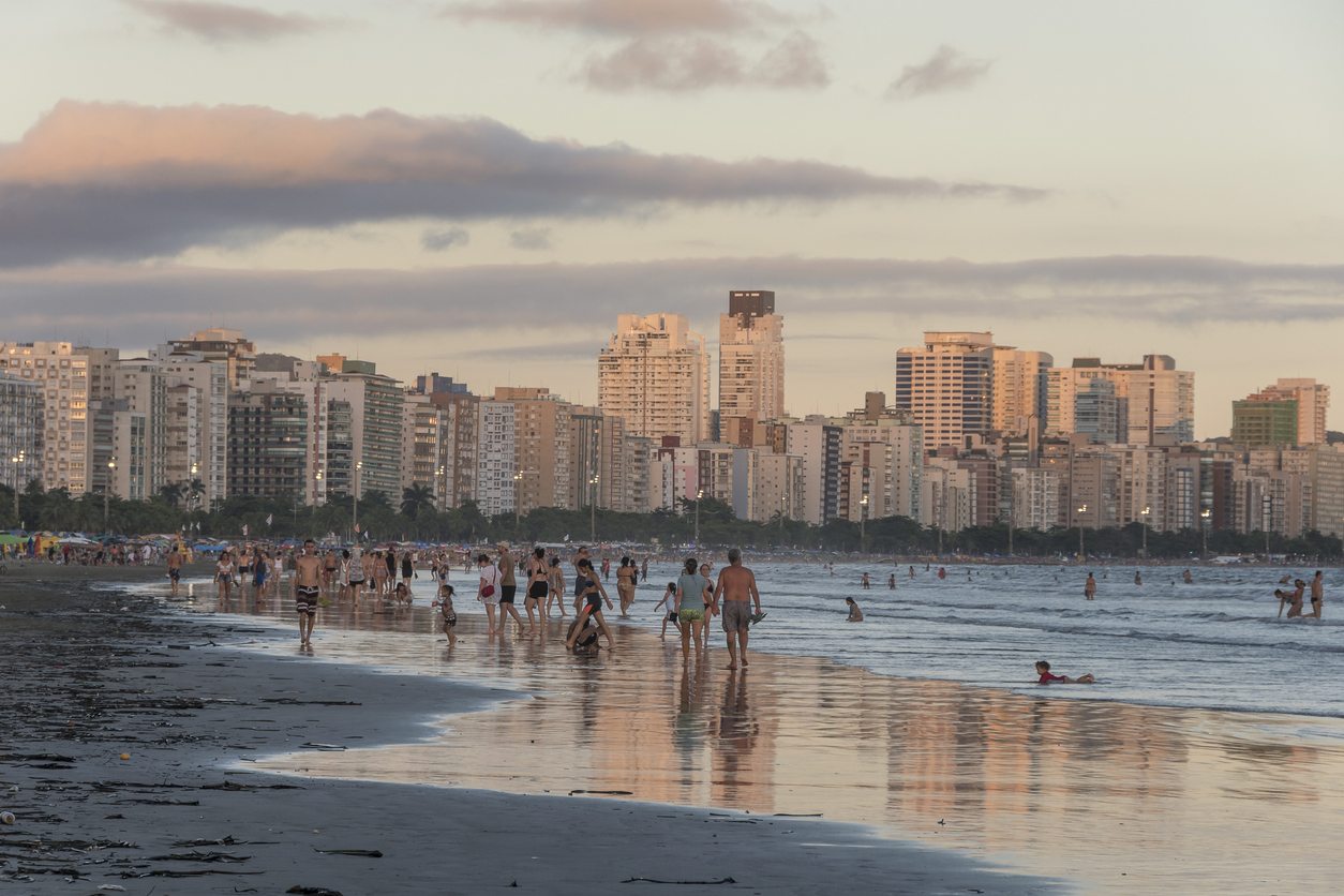 A Praia do Gonzaga: agito, infraestrutura e diversão garantida em um dos maiores cartões-postais de Santos.