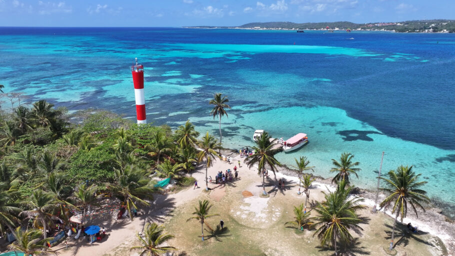 Farol de San Andrés em San Andrés na Ilha do Caribe Colômbia. Paisagem de Praia. Paraíso Caribenho. San Andrés na Ilha do Caribe Colômbia. Paisagem Marinha ao Ar Livre. Turismo de Natureza.