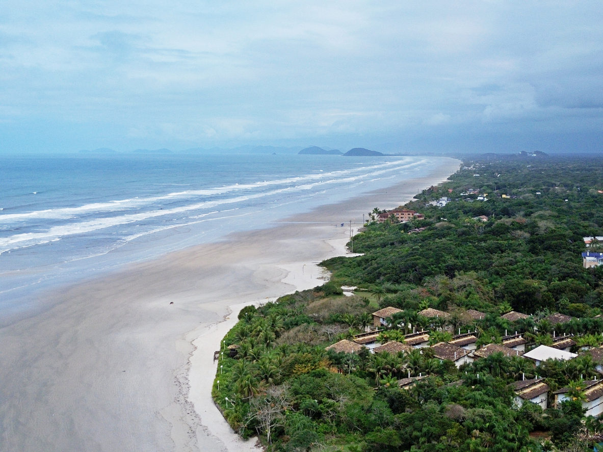 A Praia de Guaratuba encanta com sua tranquilidade, mar cristalino e natureza preservada – um refúgio perfeito para relaxar.