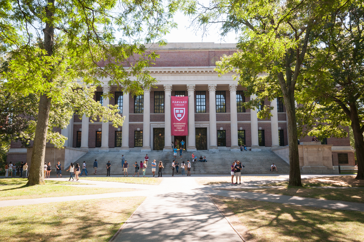 Com os cursos da HarvardX, você pode aprender com uma das universidades mais prestigiadas sem sair de casa.