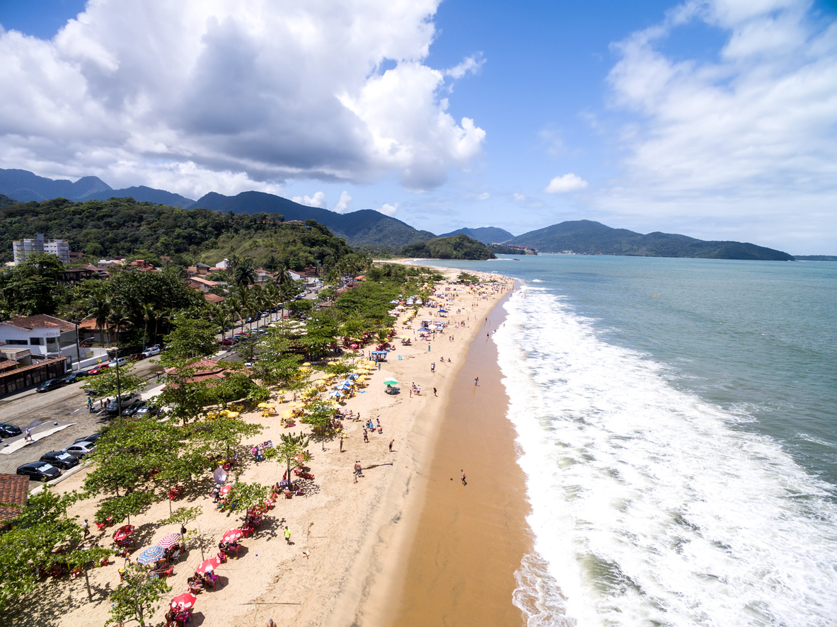 A tranquilidade da Praia da Cocanha, em Caraguatatuba, é o refúgio perfeito para quem busca paz e beleza natural.