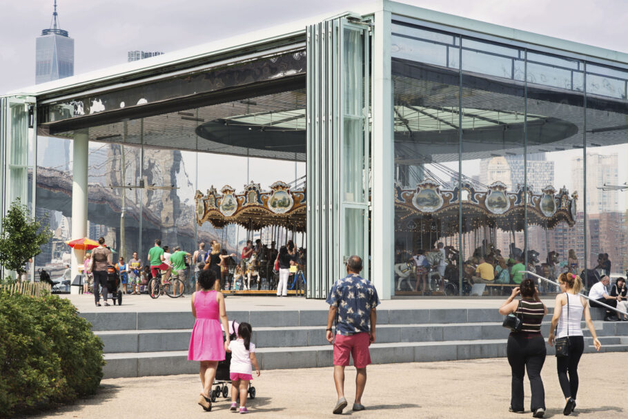 O Jane’s Carousel, no Brooklyn Bridge Park, é um programa clássico entre os pequenos