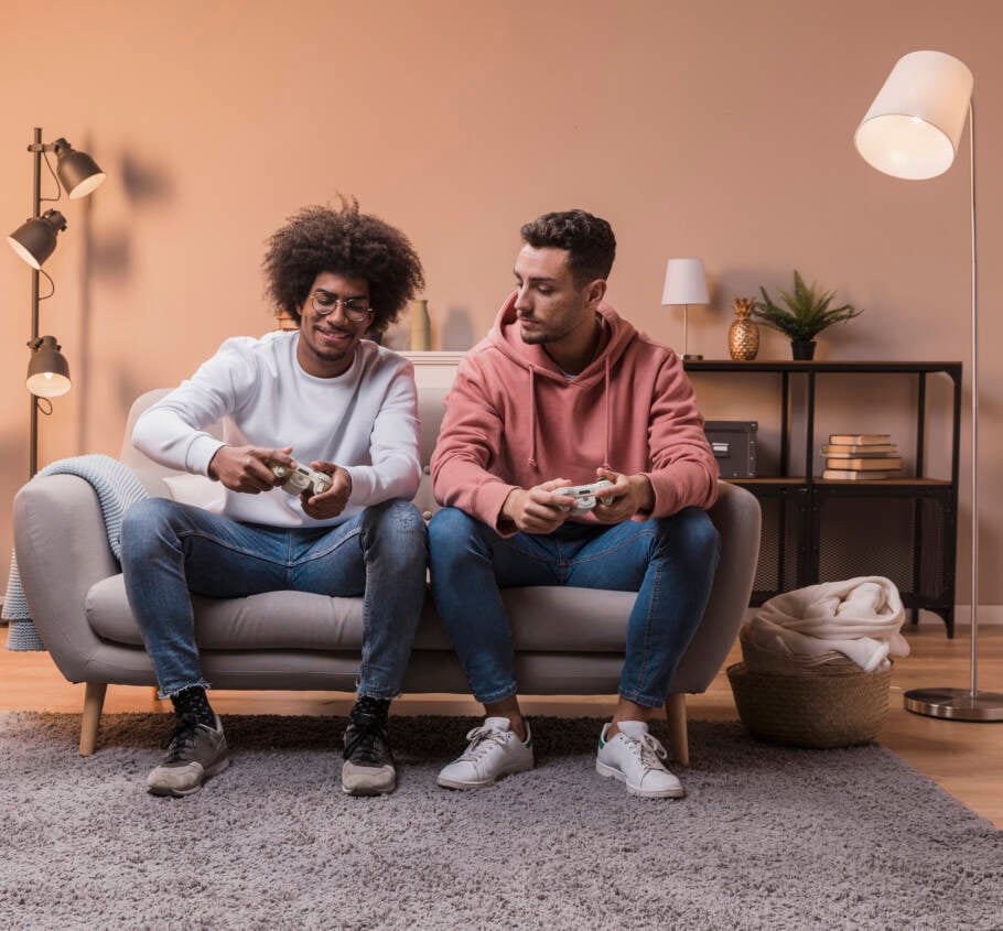 Videogames como conexão social: amigos se reúnem para jogar e compartilhar momentos de diversão e competição.