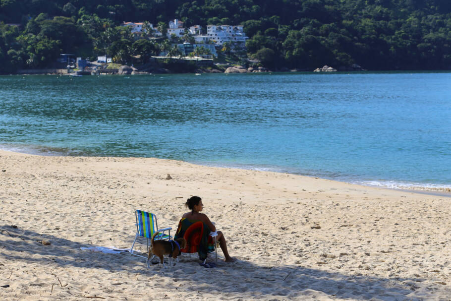 Vista da Praia Martim de Sá, em Caraguatatuba, no litoral norte de SP
