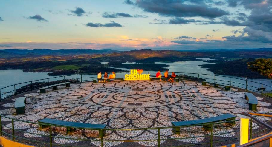 Praça do Mirante Pedro Ribeiro, uma das atrações de Caconde, no interior de SP com vista para a represa da Graminha
