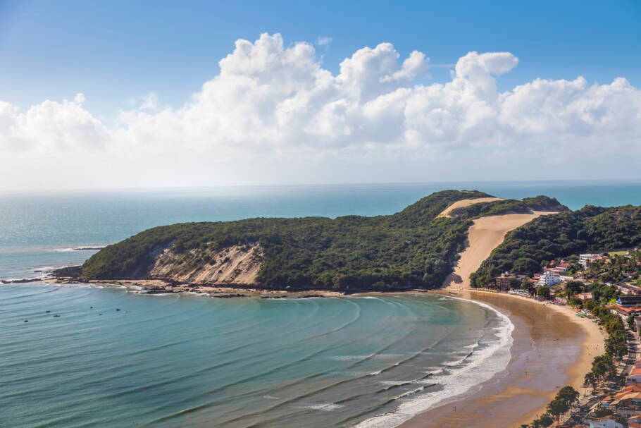 Morro do Careca, na praia de Ponta Negra, é um dos pontos turísticos de Natal (RN)