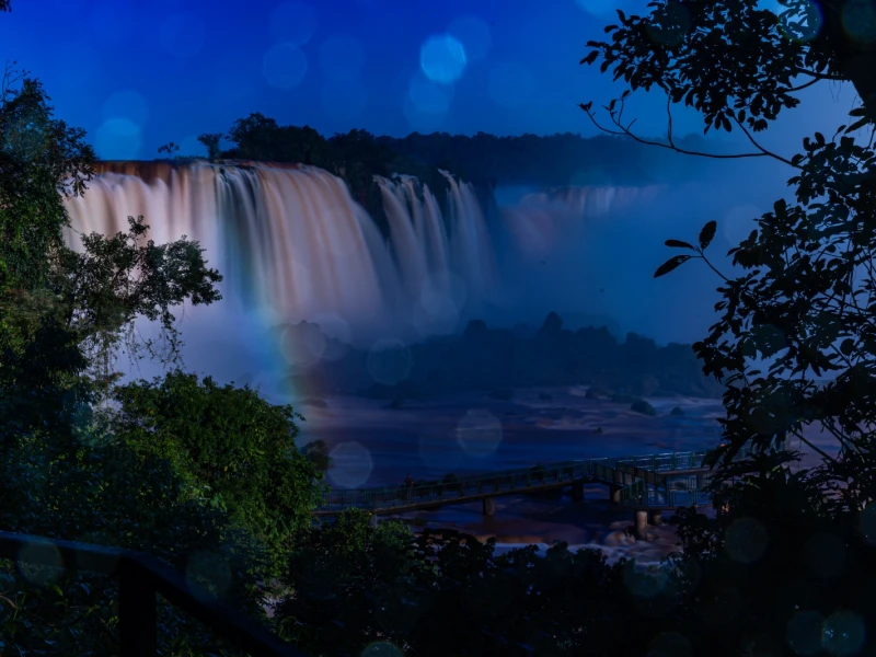 7 motivos para visitar as Cataratas do Iguaçu à noite