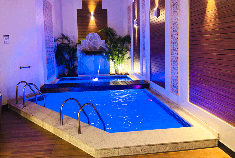 Piscina da Suíte Pandora, do Aphrodite Park Motel, em Manaus