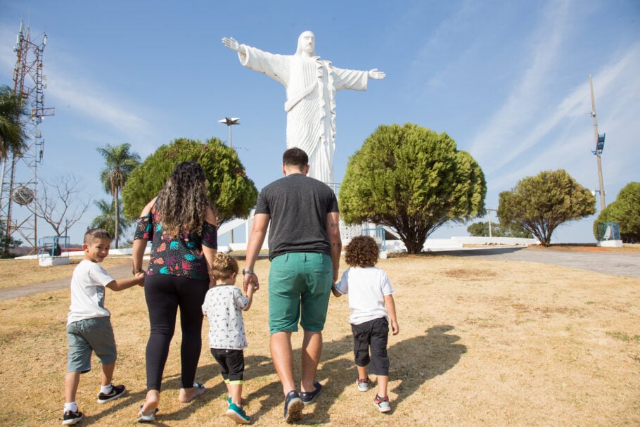 Família com crianças visita o monumento do Cristo Rei do Pantanal, na região pantaneira