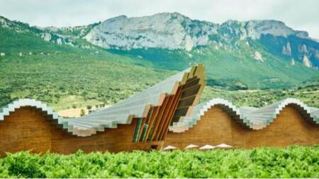 Também em Rioja, na Espanha, a vinícola Bodegas Ysios foi fundada em 2001 e é especializada em vinhos tintos.