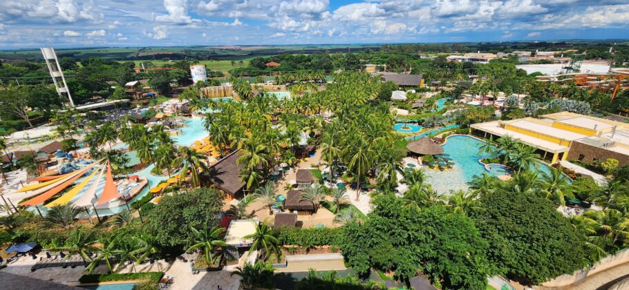 Vista do parque aquático Hot Beach da varanda de um dos quartos do Hot Beach Resorts, em Olímpia