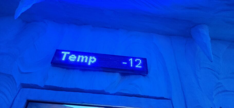 No interior do Ice Bar a temperatura chega -12ºC