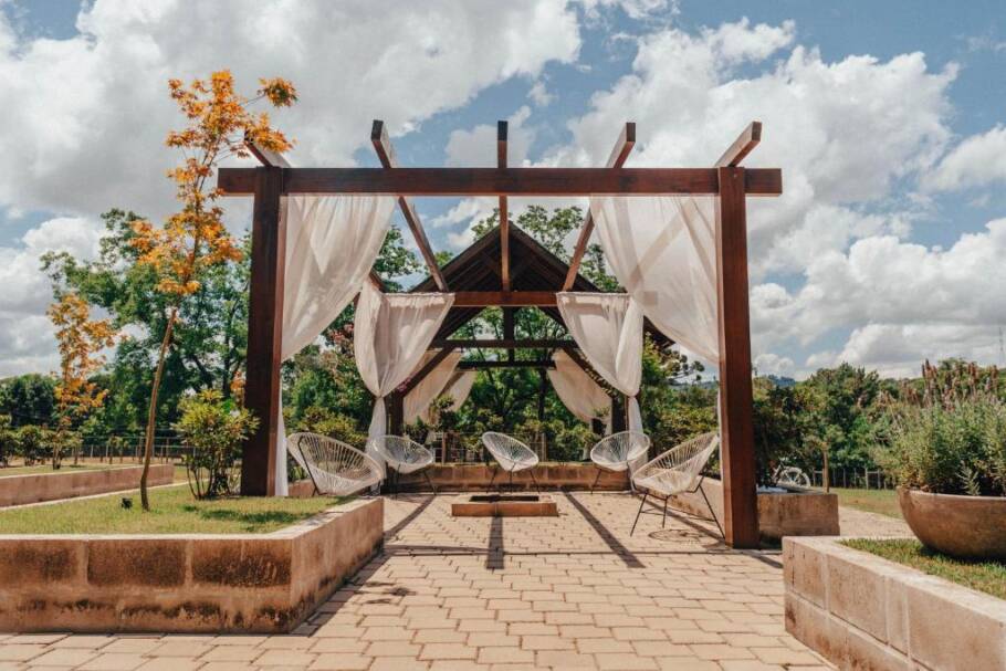 Espaço de convivência ao ar livre do LOTE20 Hotel Boutique