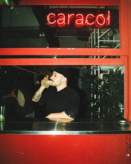 Caracol é um ambiente perfeito para ouvir boa música enquanto prova bons drinks e comidinhas