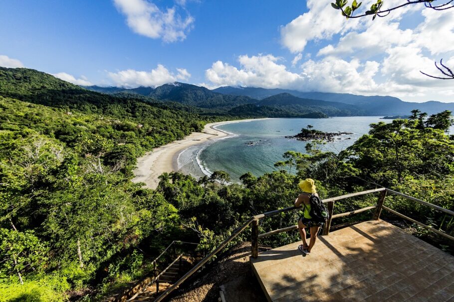 Vista da praia de Castelhanos, em Ilhabela, no litoral norte de São Paulo