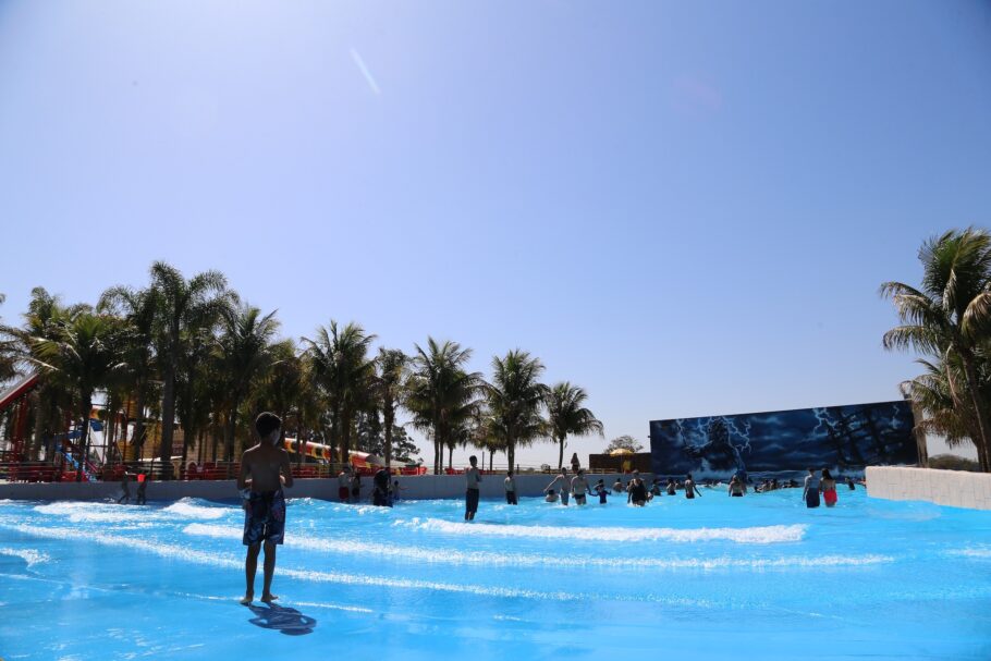 Piscina de Ondas do Castelo Park Aquático tem 900 m²