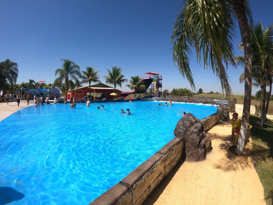 Praia do Arrecife tem guarda-sóis e cadeiras de praia