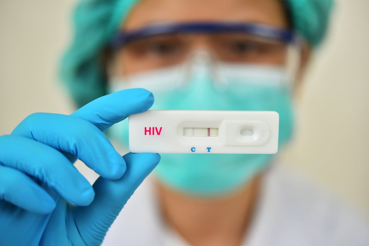 A terapia antirretroviral ajuda a reduzir a carga viral e garante qualidade de vida às pessoas com HIV.