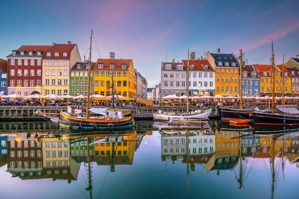 Paisagem urbana do centro da cidade de Copenhague, na Dinamarca, no famoso porto antigo de Nyhavn ao pôr do sol