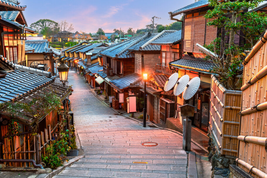 Kyoto, Japão, ao crepúsculo, em Higashiyama, ao amanhecer.