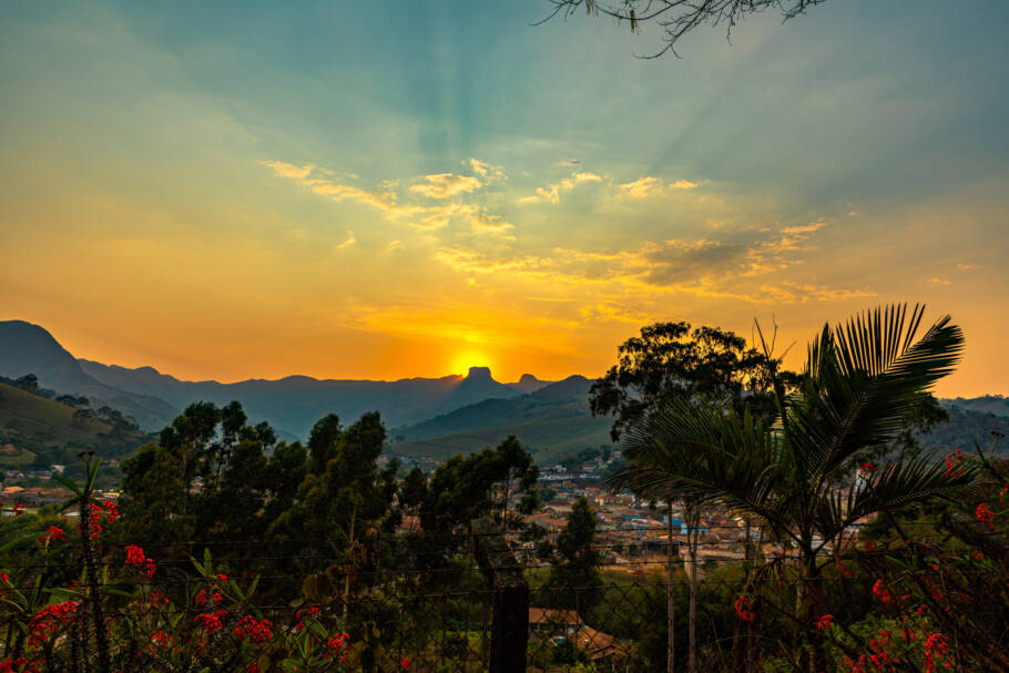 Vista da cidade de São Bento do Sapucaí com a Pedra do Baú ao fundo durante o nascer do sol