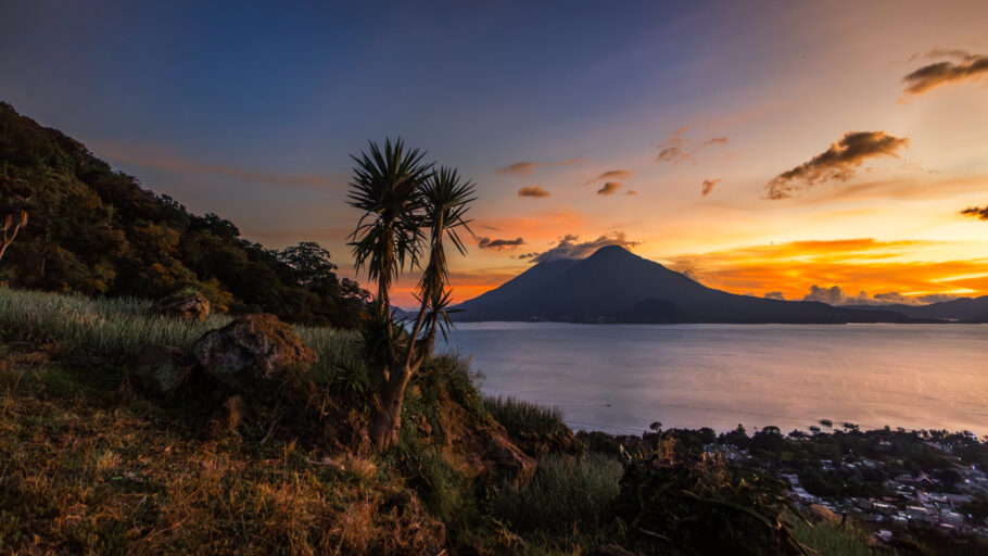 Vista do lago Atitlán, no departamento de Sololá, na Guatemala, com o vulcao Tolimán ao fundo