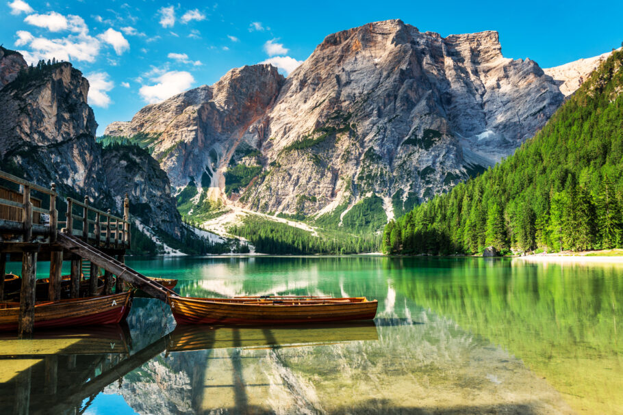 Lago di Braies fora de temporada de verão se transforma num verdadeiro paraíso