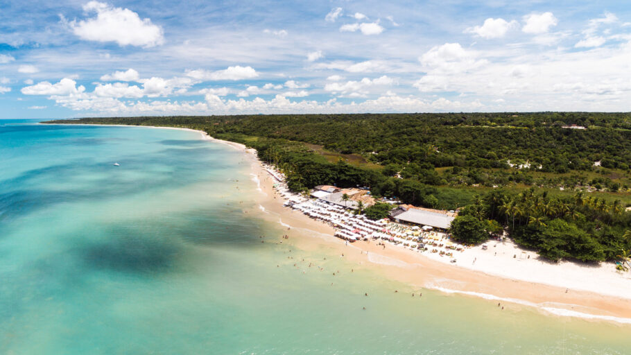 Vista aérea da Praia dos Coqueiros, em Trancoso, no sul da Bahia