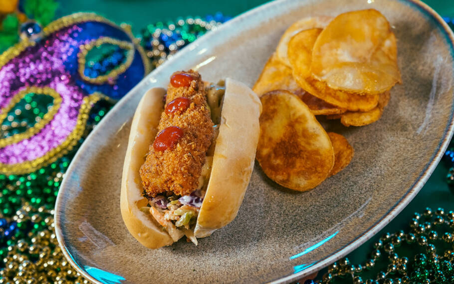 Catfish Po Boy é um dos pratos servidos durante o do Mardi Gras no Universal Orlando