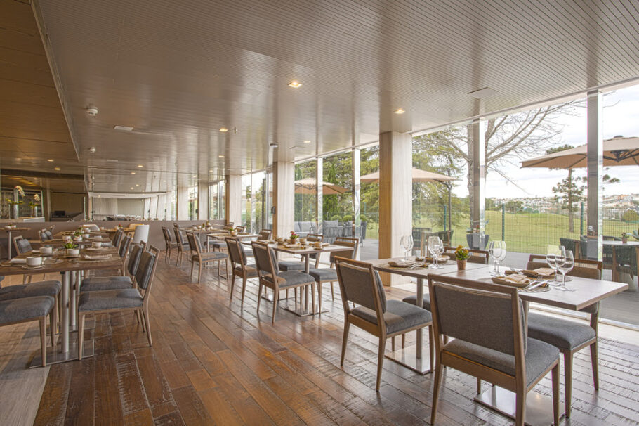 Restaurante,  comandado pela chef Manu Buffara, tem vista para o campo de golfe