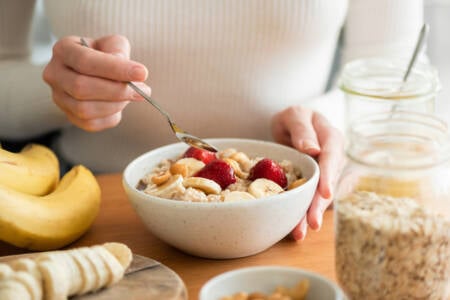Dieta rica em fibras ajuda a equilibrar o microbioma intestinal e reduzir inflamações.