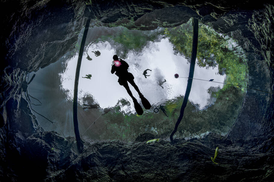 Explore as profundezas e as águas cristalinas da Lagoa Misteriosa