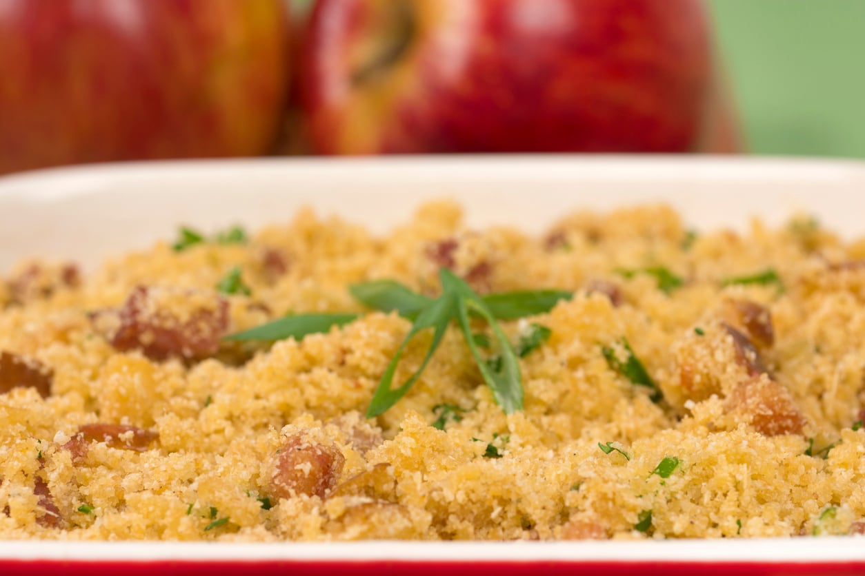 Farofa de bacon com calabresa: crocante, saborosa e perfeita para qualquer refeição.